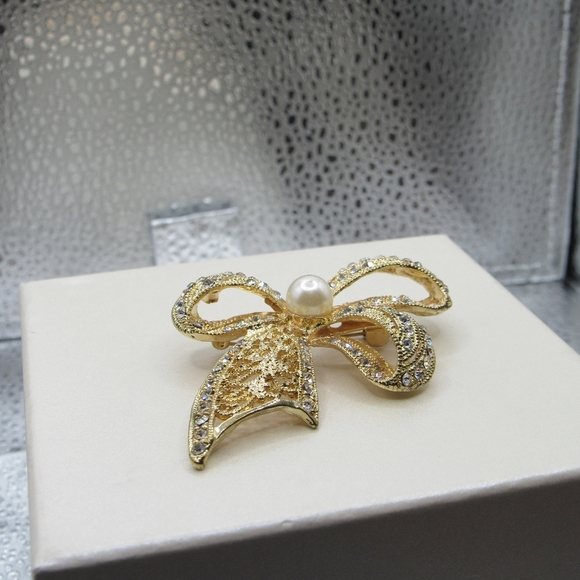 Beautiful Bow Brooch - Picture 3 of 3